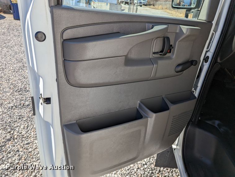 image for item LF9572 2004 GMC Savana G3500  school bus