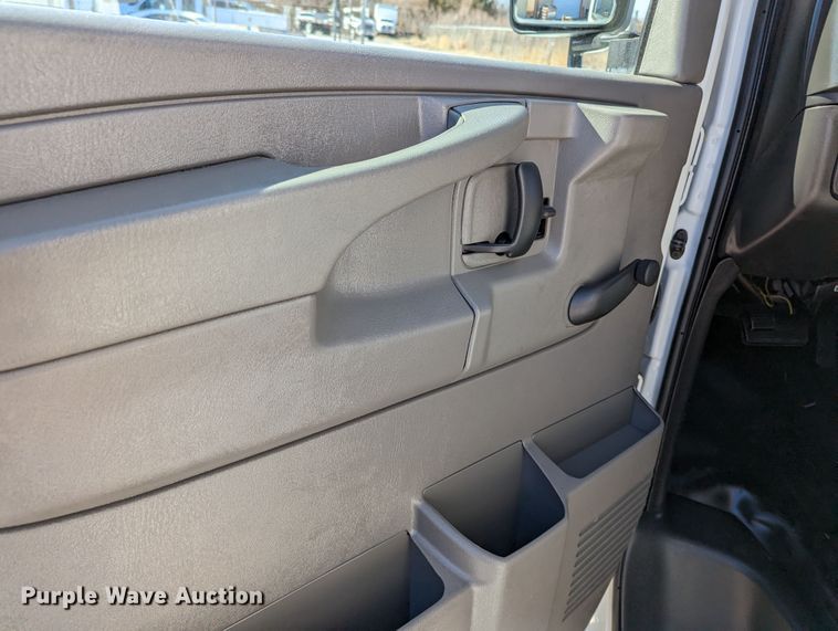 image for item LF9572 2004 GMC Savana G3500  school bus