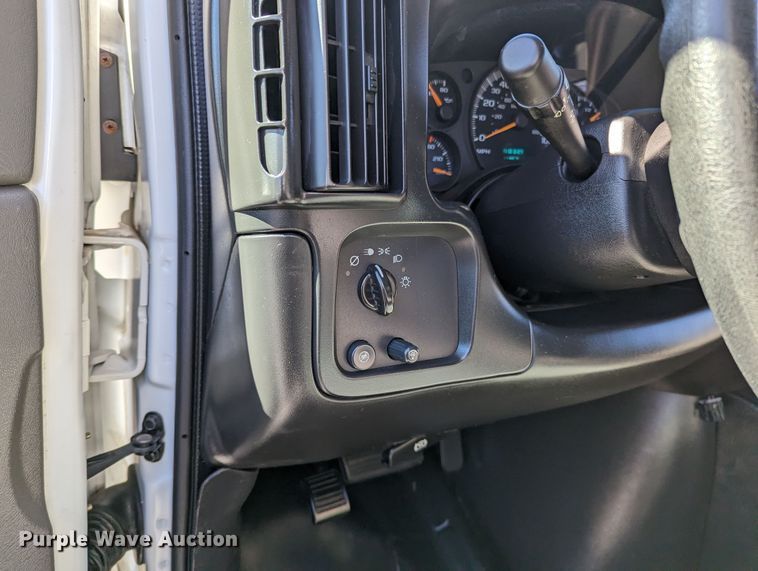 image for item LF9572 2004 GMC Savana G3500  school bus