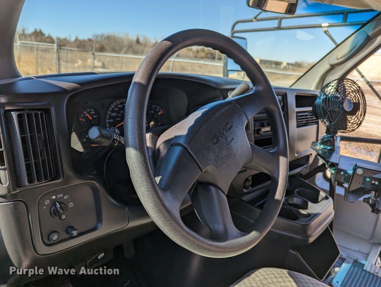 image for item LF9572 2004 GMC Savana G3500  school bus