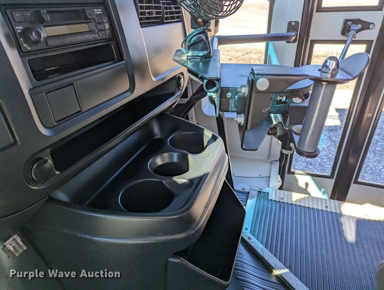 image for item LF9572 2004 GMC Savana G3500  school bus