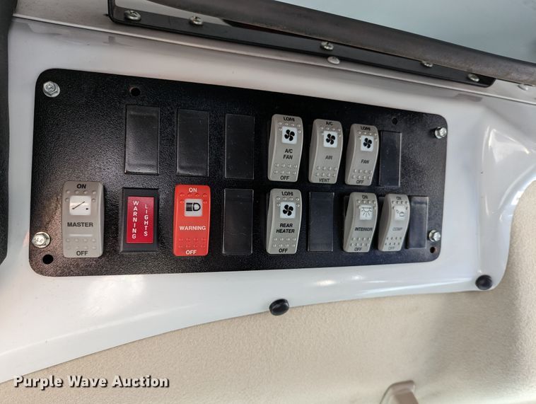 image for item LF9572 2004 GMC Savana G3500  school bus