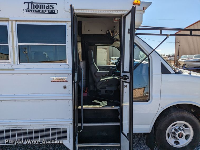 image for item LF9572 2004 GMC Savana G3500  school bus