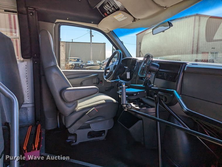 image for item LF9572 2004 GMC Savana G3500  school bus