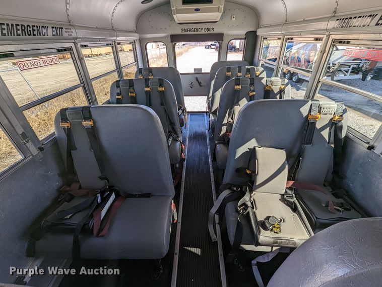 image for item LF9572 2004 GMC Savana G3500  school bus