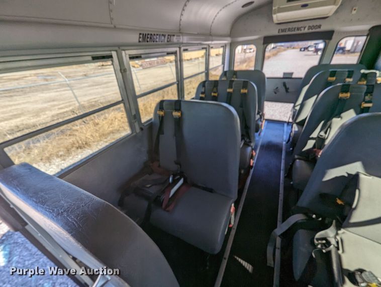 image for item LF9572 2004 GMC Savana G3500  school bus