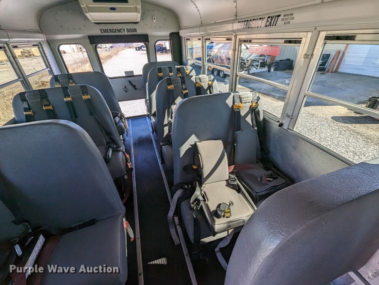 image for item LF9572 2004 GMC Savana G3500  school bus