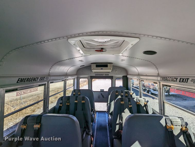 image for item LF9572 2004 GMC Savana G3500  school bus