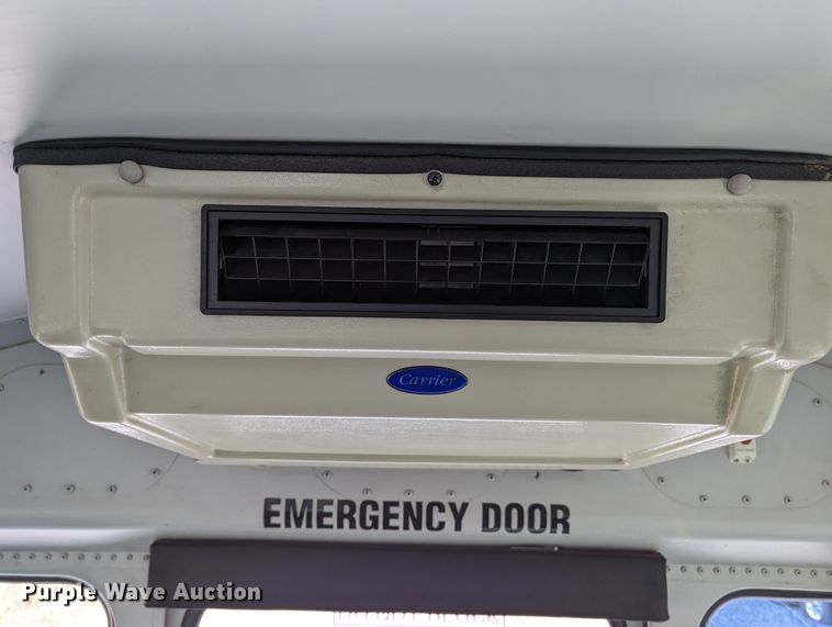 image for item LF9572 2004 GMC Savana G3500  school bus