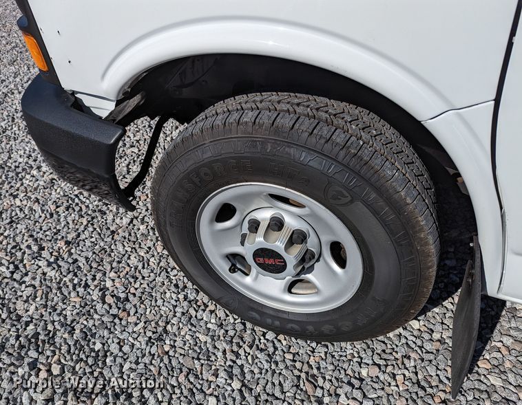 image for item LF9572 2004 GMC Savana G3500  school bus