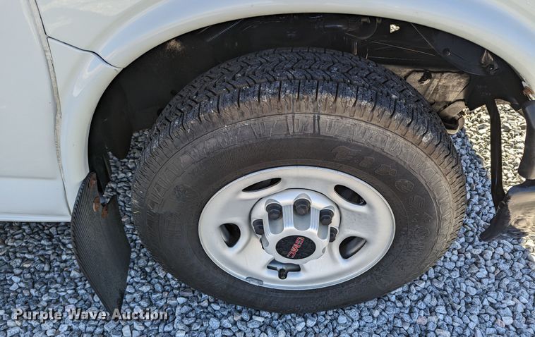 image for item LF9572 2004 GMC Savana G3500  school bus