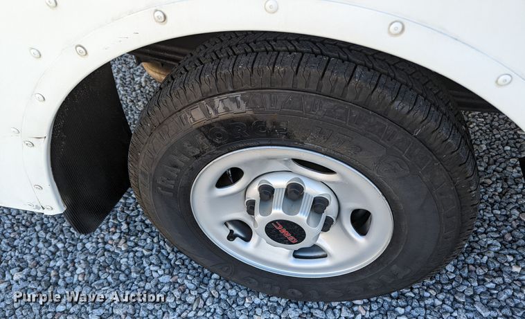 image for item LF9572 2004 GMC Savana G3500  school bus