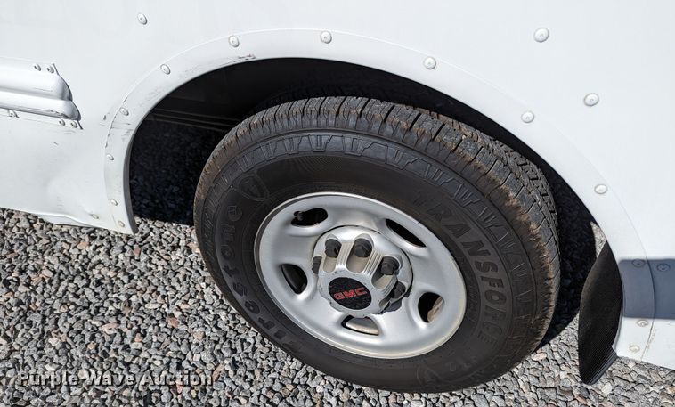 image for item LF9572 2004 GMC Savana G3500  school bus