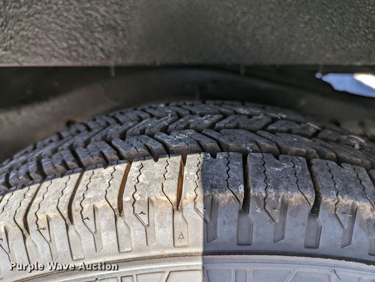 image for item LF9572 2004 GMC Savana G3500  school bus