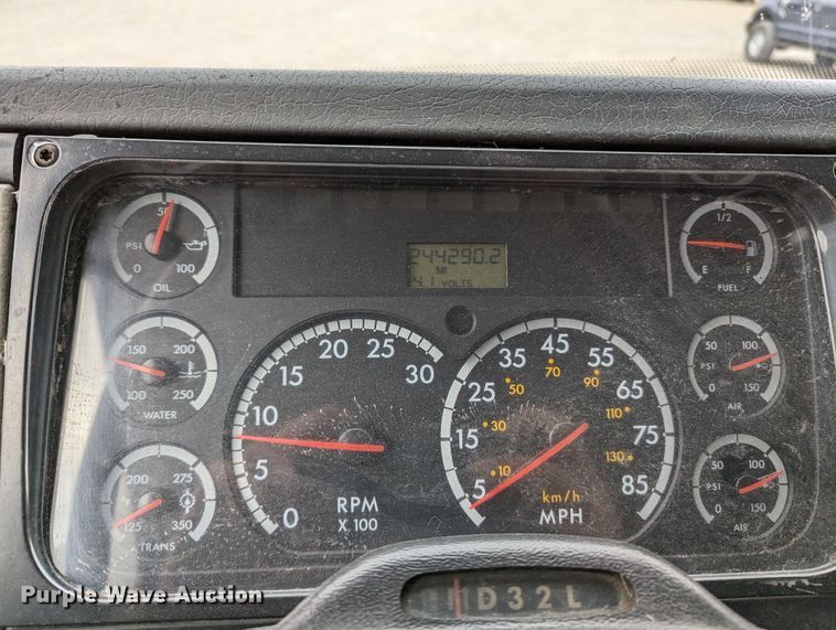 image for item LF9729 2002 Freightliner FL70  box truck