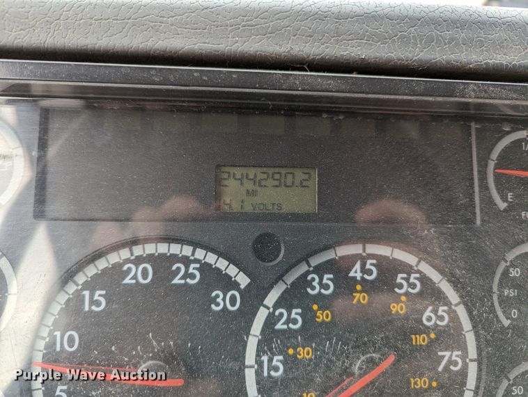 image for item LF9729 2002 Freightliner FL70  box truck