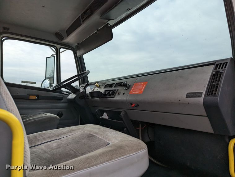 image for item LF9729 2002 Freightliner FL70  box truck