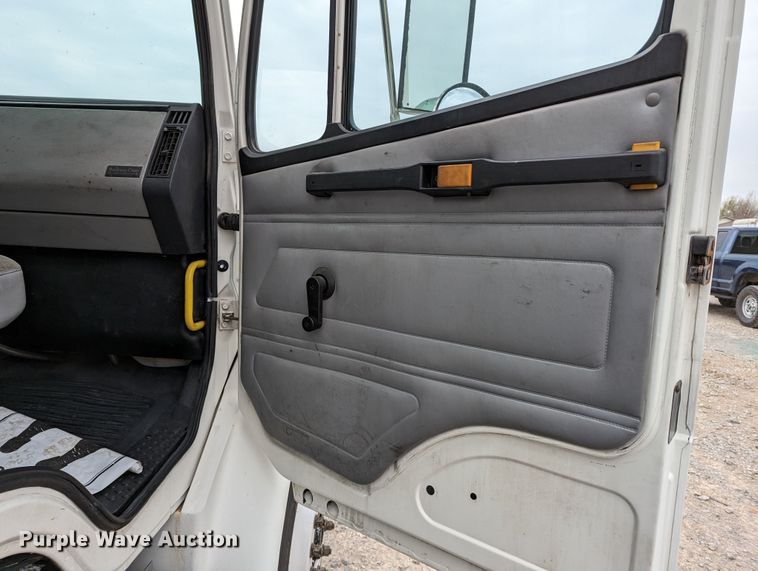 image for item LF9729 2002 Freightliner FL70  box truck