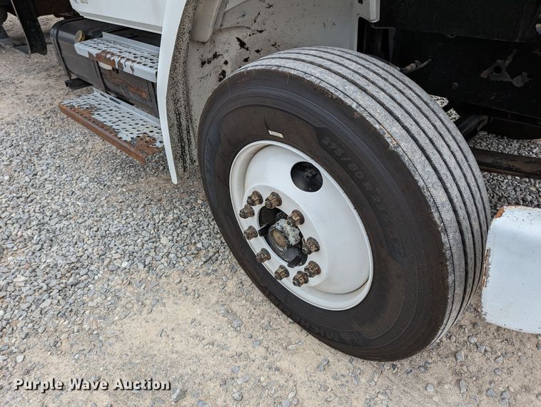 image for item LF9729 2002 Freightliner FL70  box truck