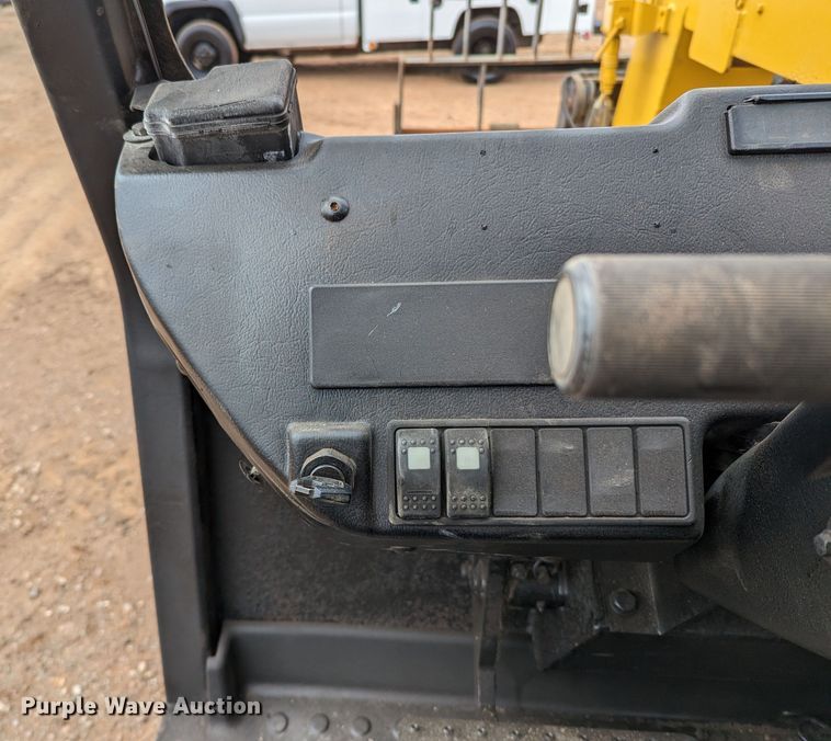 image for item LF9733 2001 Caterpillar TH83  telehandler