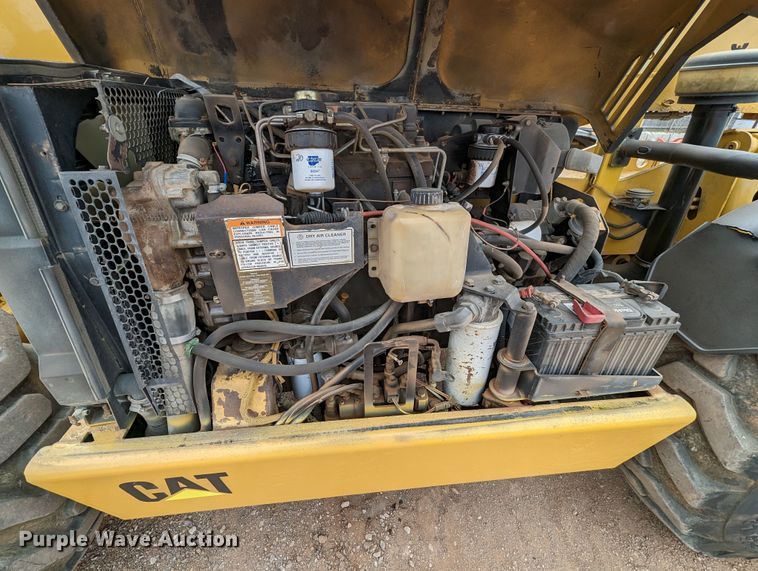 image for item LF9733 2001 Caterpillar TH83  telehandler