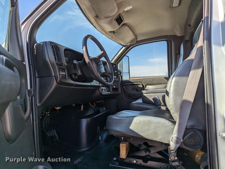 image for item LF9741 2005 GMC C7  flatbed truck