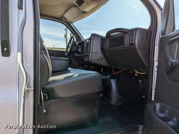 image for item LF9741 2005 GMC C7  flatbed truck