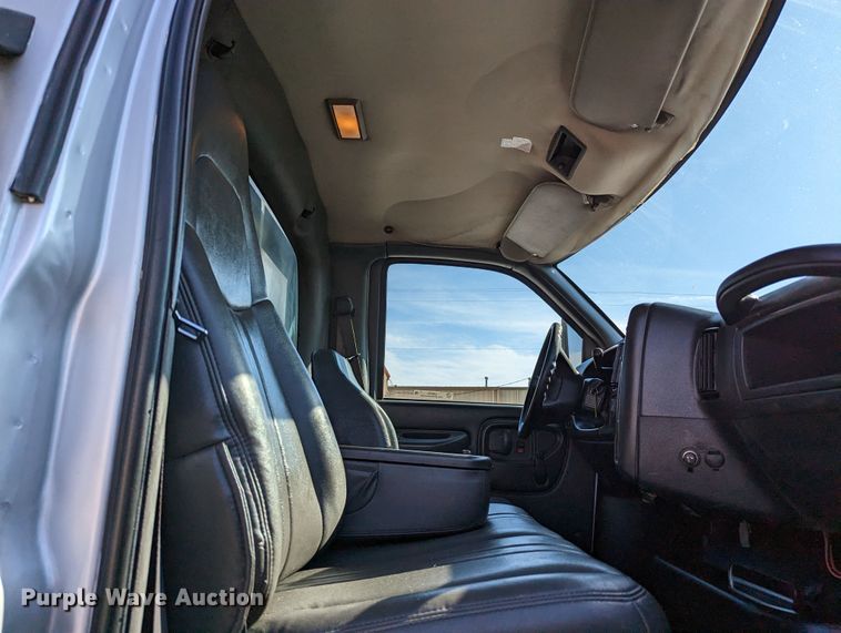 image for item LF9741 2005 GMC C7  flatbed truck