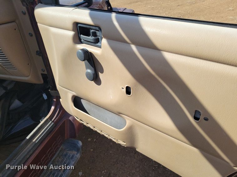 image for item LG9520 2002 Jeep Wrangler  SUV