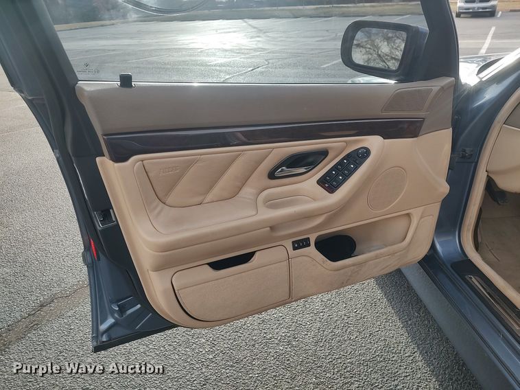 image for item LG9589 2001 BMW 740iL