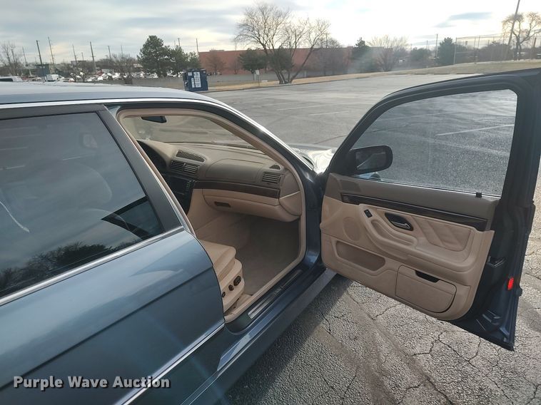 image for item LG9589 2001 BMW 740iL