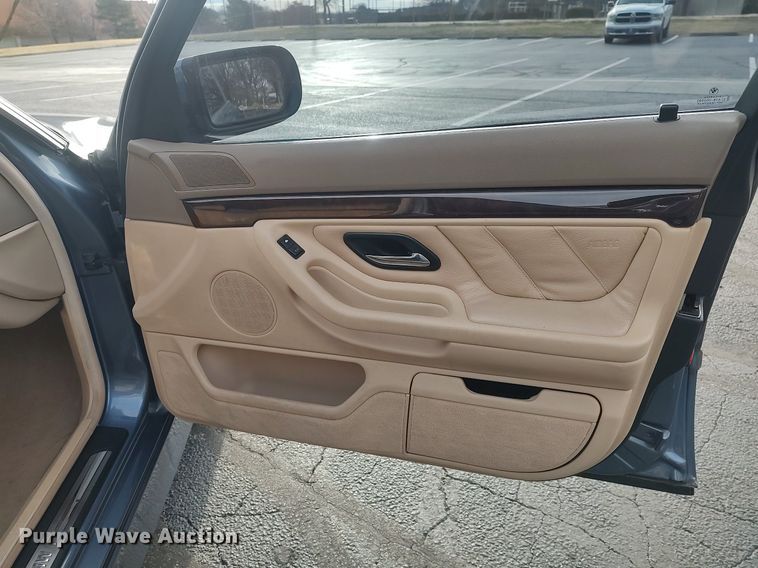 image for item LG9589 2001 BMW 740iL