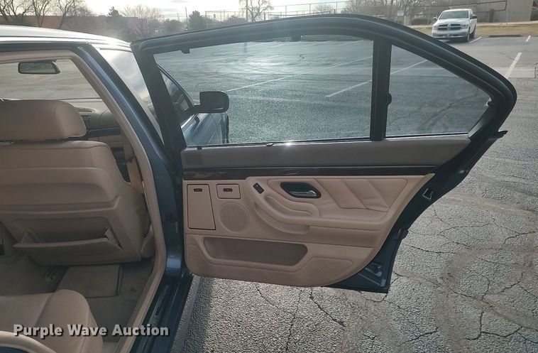 image for item LG9589 2001 BMW 740iL