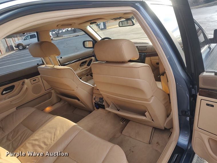 image for item LG9589 2001 BMW 740iL