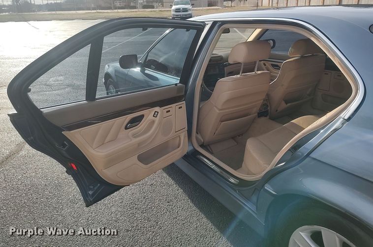 image for item LG9589 2001 BMW 740iL