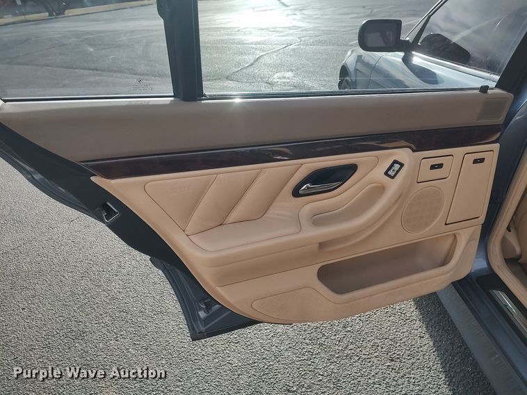 image for item LG9589 2001 BMW 740iL