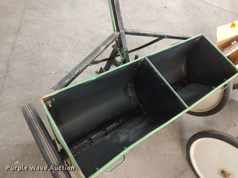 image for item LG9643 (2) Gandy 42 drop spreaders