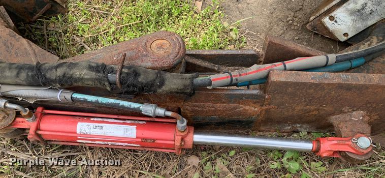 image for item LI9122 Bobcat TS34C  skid steer tree spade