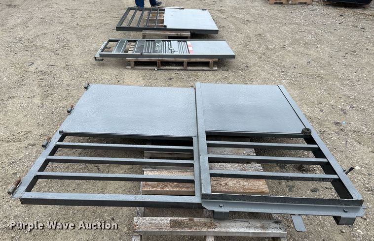 image for item LN9140 Livestock trailer gate