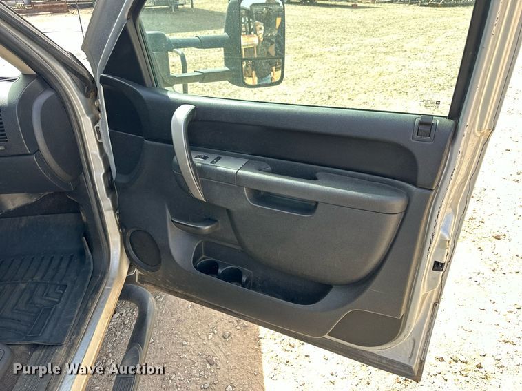 image for item LN9293 2012 GMC Sierra 3500HD  Ext. Cab utility bed pickup truck