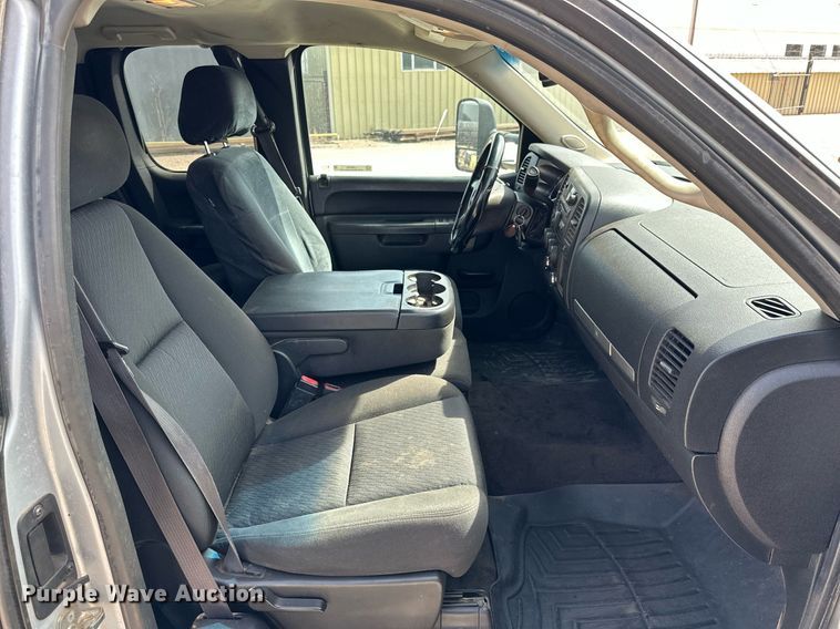 image for item LN9293 2012 GMC Sierra 3500HD  Ext. Cab utility bed pickup truck