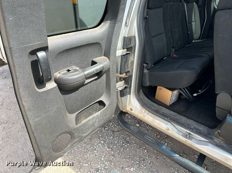 image for item LN9293 2012 GMC Sierra 3500HD  Ext. Cab utility bed pickup truck