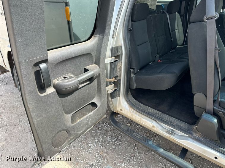 image for item LN9293 2012 GMC Sierra 3500HD  Ext. Cab utility bed pickup truck