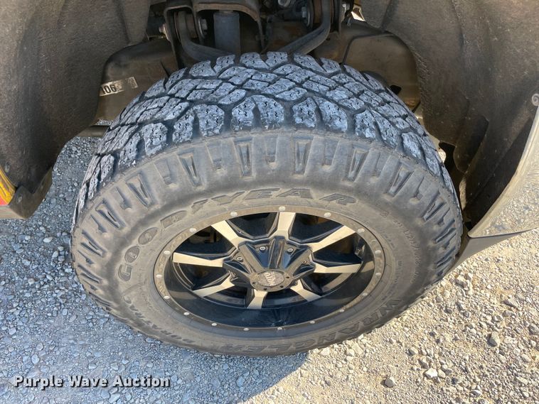 image for item LP9186 2017 Chevrolet Silverado 3500HD  utility bed pickup truck