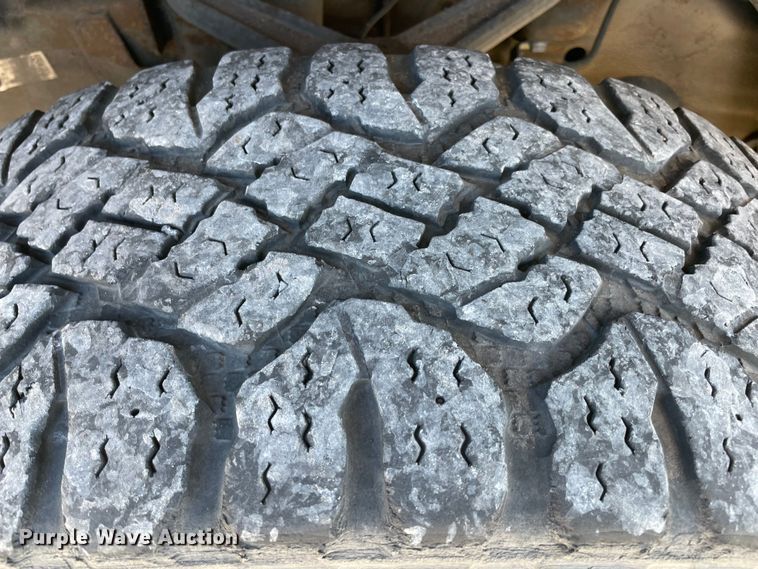 image for item LP9186 2017 Chevrolet Silverado 3500HD  utility bed pickup truck