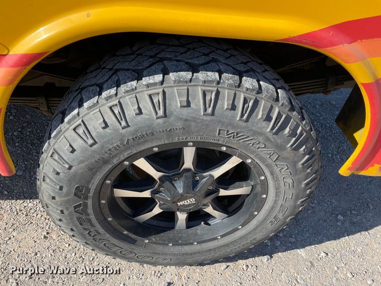 image for item LP9186 2017 Chevrolet Silverado 3500HD  utility bed pickup truck