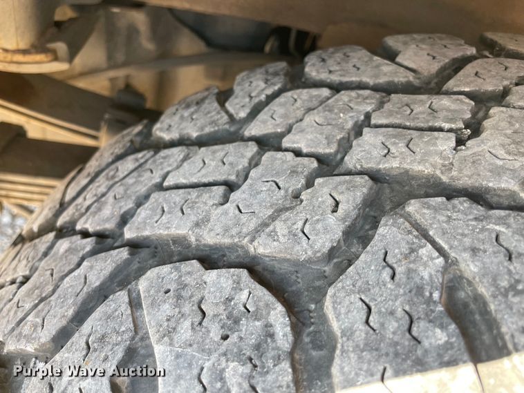 image for item LP9186 2017 Chevrolet Silverado 3500HD  utility bed pickup truck