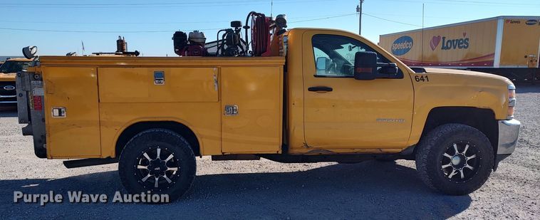 image for item LP9199 2018 Chevrolet Silverado 3500HD  utility bed pickup truck