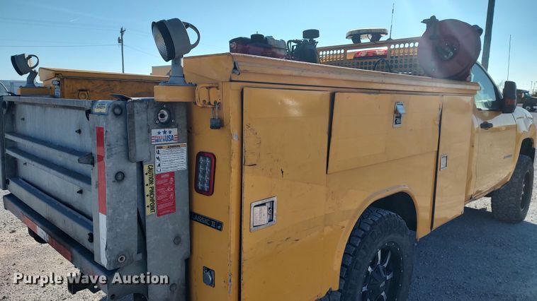 image for item LP9199 2018 Chevrolet Silverado 3500HD  utility bed pickup truck