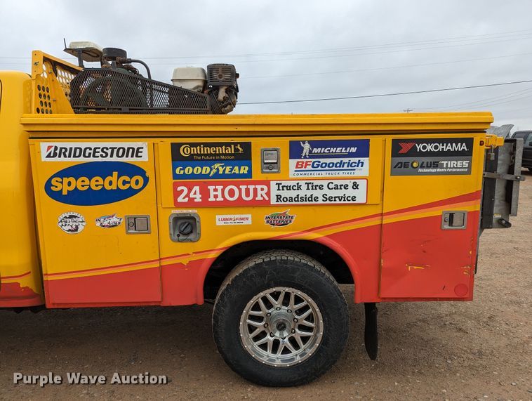 image for item LP9264 2017 Chevrolet Silverado 3500HD  utility bed pickup truck